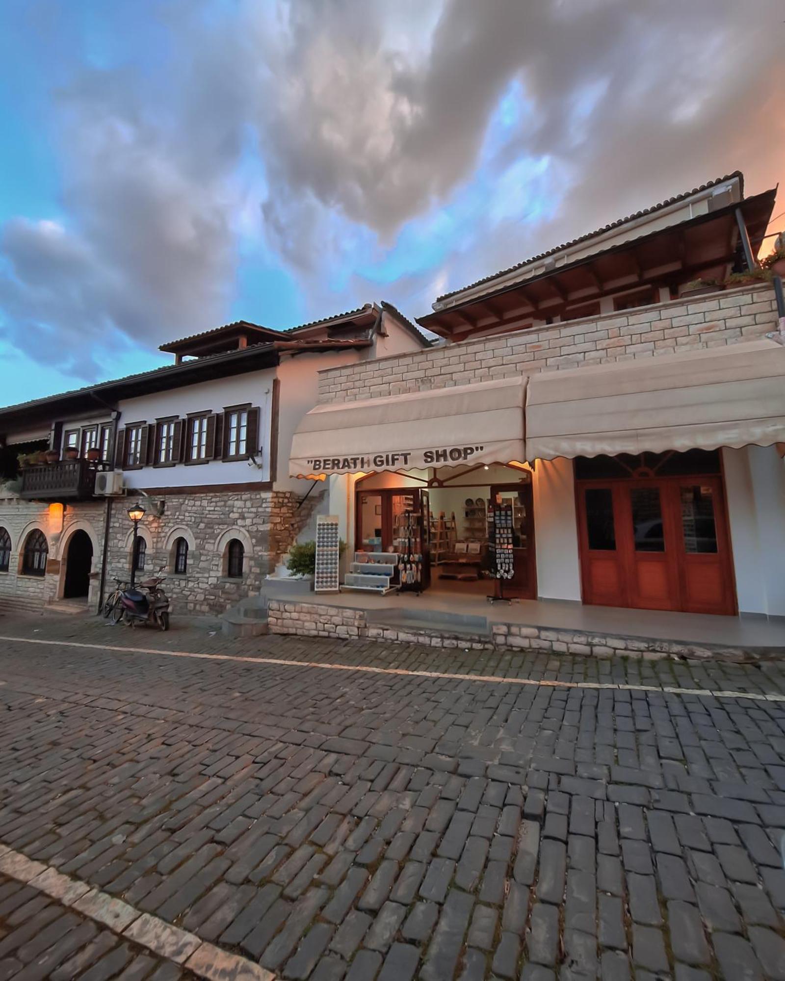 Villa Mishel Suites Берат Екстериор снимка