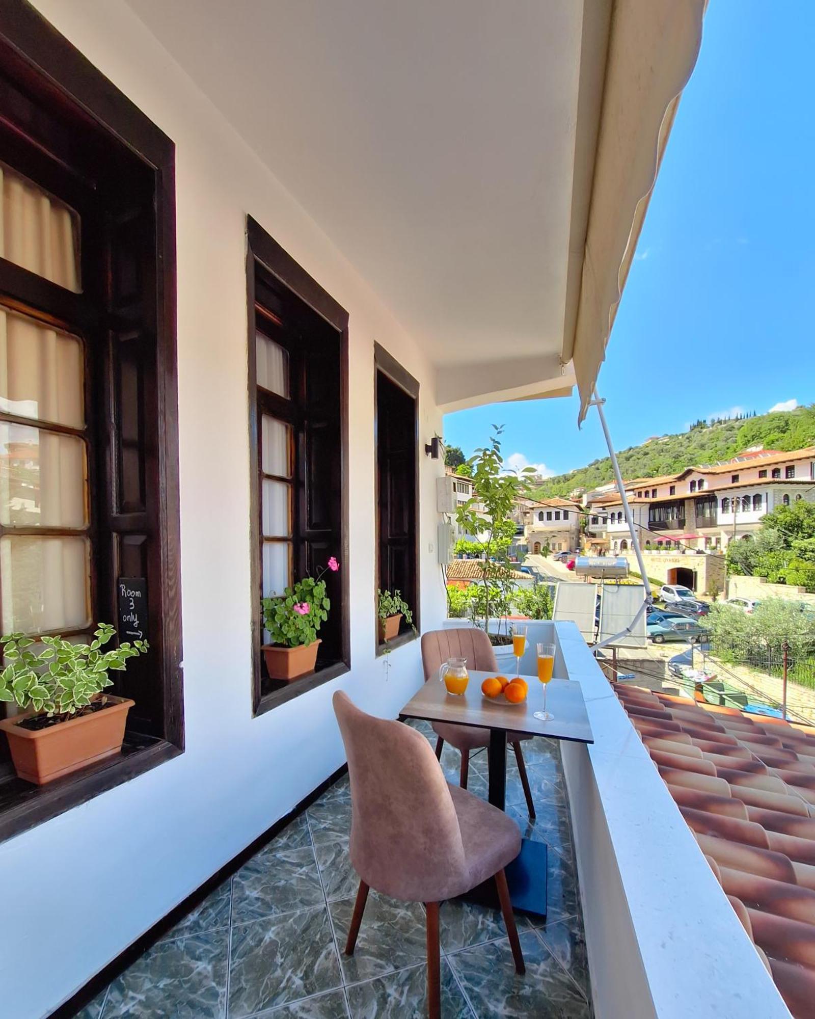 Villa Mishel Suites Берат Екстериор снимка